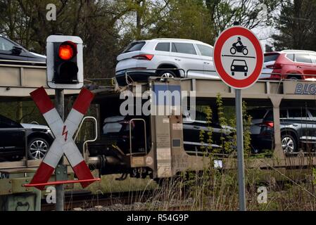 Güterzug mit ganz neuen Autos am 05.04.2017 in der Nähe von lünen - Deutschland. | Verwendung weltweit Stockfoto