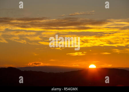 Dawn von Todd Crag, Loughrigg, über Ambleside im Lake District, England. Stockfoto