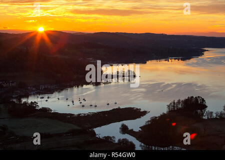 Dawn von Todd Crag, Loughrigg, über Ambleside im Lake District, England, auf den See Windermere. Stockfoto