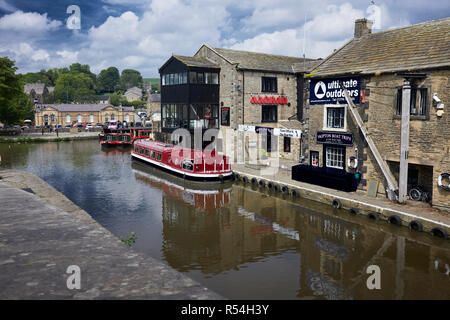 SKIPTON, North Yorkshire, England, UK. 31. Mai 2018. Barkassen und Sportboote sammeln am Leeds und Liverpool Canal im Zentrum von Skipton Stockfoto