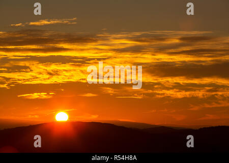 Dawn von Todd Crag, Loughrigg, über Ambleside im Lake District, England. Stockfoto