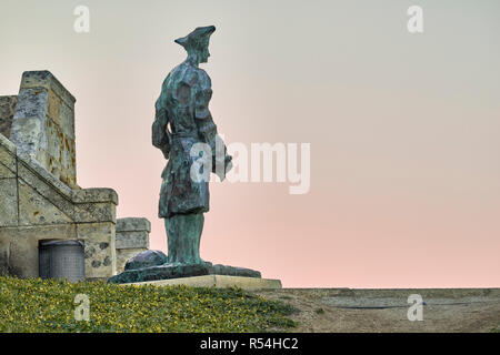 Skulptur eines Soldaten Wache am Eingang zum Turm des Herkules, La Coruña, Galicien, Spanien, Europa Stockfoto