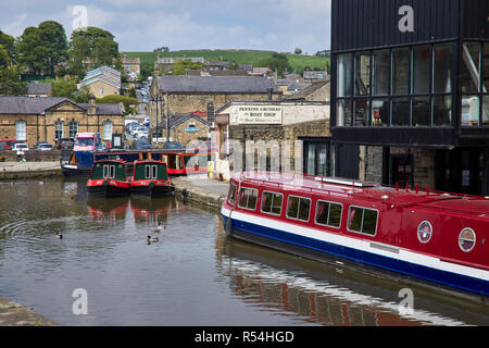 SKIPTON, North Yorkshire, England, UK. 31. Mai 2018. Barkassen und Sportboote sammeln am Leeds und Liverpool Canal im Zentrum von Skipton Stockfoto