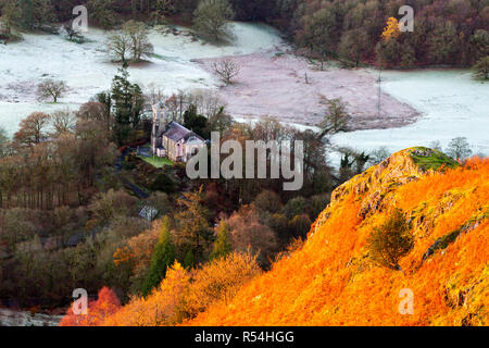 Dawn von Todd Crag, Loughrigg, über Ambleside im Lake District, UK, auf Brathay Kirche. Stockfoto