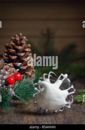 Eischnee an Feiertagen Holztisch Stockfoto