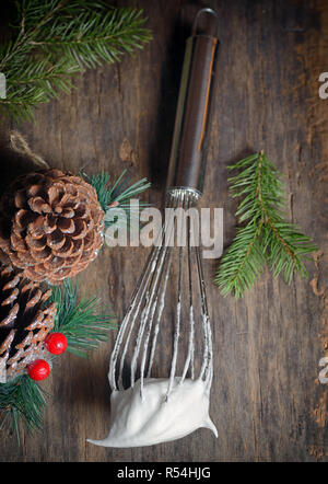 Eischnee an Feiertagen Holztisch Stockfoto