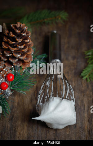 Eischnee an Feiertagen Holztisch Stockfoto
