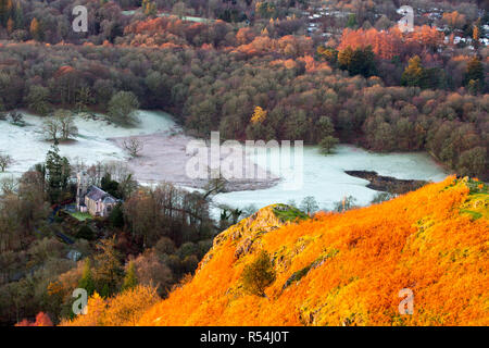 Dawn von Todd Crag, Loughrigg, über Ambleside im Lake District, UK, auf Brathay Kirche. Stockfoto