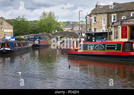 SKIPTON, North Yorkshire, England, UK. 31. Mai 2018. Barkassen und Sportboote sammeln am Leeds und Liverpool Canal im Zentrum von Skipton Stockfoto