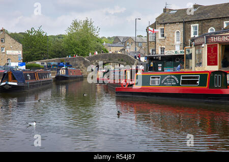 SKIPTON, North Yorkshire, England, UK. 31. Mai 2018. Barkassen und Sportboote sammeln am Leeds und Liverpool Canal im Zentrum von Skipton Stockfoto