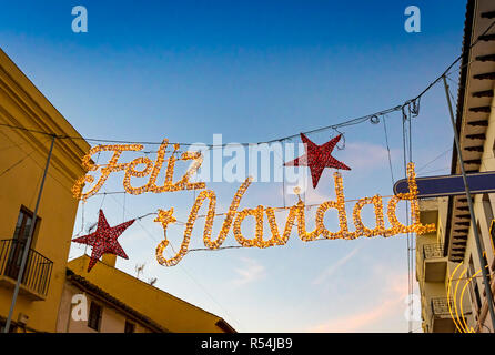 Frohe Weihnachten (Feliz Navidad) Inschrift und Weihnachtsschmuck auf der Straße im Zentrum von Ronda Stadt, Provinz Malaga, Andalusien, Spanien Stockfoto