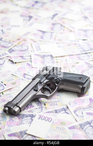 Pistole und Geld. Stockfoto