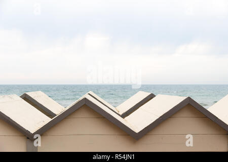 Follonica Strand und Baden Hütten vor Tyrrhenischen Meer, Italien Stockfoto