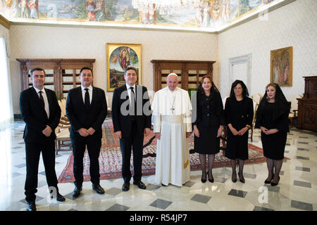 Papst Franziskus trifft Frau Maria Fernanda Espinosa Garces, Präsident der Generalversammlung der Vereinten Nationen, während einer Privataudienz im Vatikan. Mit: Papst Franziskus, Maria Fernanda Espinosa Garces Wo: Rom, Italien Wann: 29 Okt 2018 Credit: IPA/WENN.com ** Nur für die Veröffentlichung in Großbritannien, den USA, Deutschland, Österreich, Schweiz ** verfügbar Stockfoto