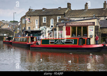 SKIPTON, North Yorkshire, England, UK. 31. Mai 2018. Barkassen und Sportboote sammeln am Leeds und Liverpool Canal im Zentrum von Skipton Stockfoto