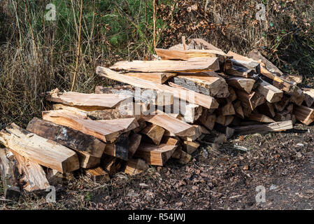 Brennholz auf dem Weg Rand Stockfoto