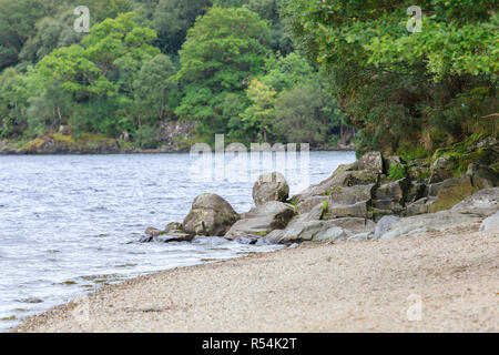 Felsen am Ufer des Loch Lomond Schottland Stockfoto