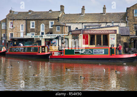 SKIPTON, North Yorkshire, England, UK. 31. Mai 2018. Barkassen und Sportboote sammeln am Leeds und Liverpool Canal im Zentrum von Skipton Stockfoto