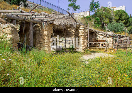 Ein Holz gebaut, Sonnenschutz und Ställe in das Freilichtmuseum von Nazareth Village Israel. Diese Site gibt einen authentischen Blick auf das Leben und die Zeiten von Jes Stockfoto