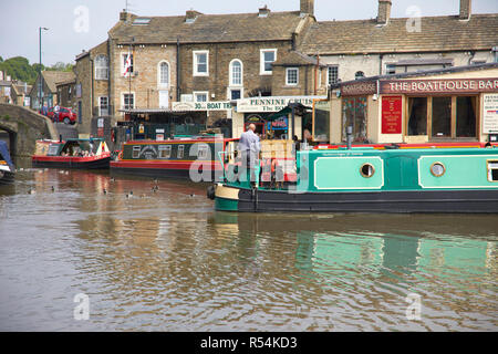 SKIPTON, North Yorkshire, England, UK. 31. Mai 2018. Barkassen und Sportboote sammeln am Leeds und Liverpool Canal im Zentrum von Skipton Stockfoto