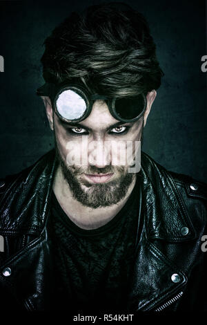 Portrait einer jungen Hipster in Leder Jacke, auf die Linse Stockfoto
