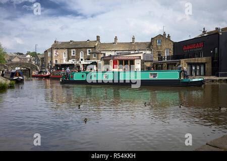 SKIPTON, North Yorkshire, England, UK. 31. Mai 2018. Barkassen und Sportboote sammeln am Leeds und Liverpool Canal im Zentrum von Skipton Stockfoto