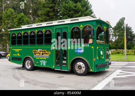 Juli 20, 2018 San Francisco/CA/USA - Vintage suchen San Francisco City Green Tour Bus Überquerung der Golden Gate Park Stockfoto
