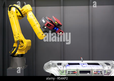 Automatisiertes Scannen. 3D-Scanner montiert auf dem Roboterarm. Stockfoto