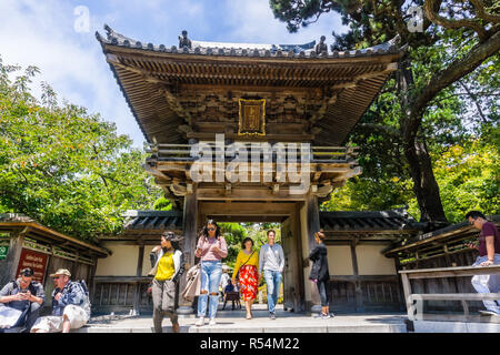 Juli 20, 2018 San Francisco/CA/USA-Touristen aus dem Haupteingang des Japanischen Tee Garten im Golden Gate Park kommen Stockfoto