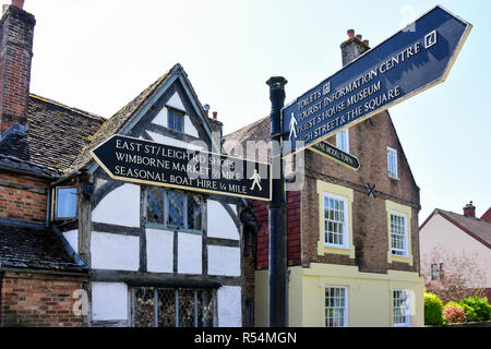 Attraktion Wegweiser, High Street, Ringwood, Dorset, England, Vereinigtes Königreich Stockfoto