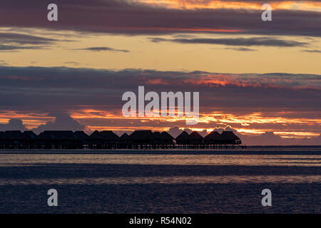 Insel Moorea Überwasser Bungalows wunderbaren Sonnenuntergang in Französisch Polynesien Landschaft Stockfoto