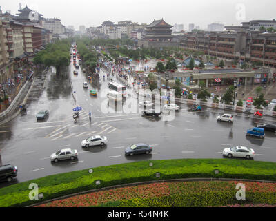 Xian, China - Juli 09, 2010: der Verkehr in der Stadt Xian in einer regnerischen Tag. Street Scene von Xian in der Mitte der alten Stadt, China Stockfoto