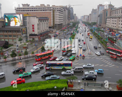 Xian, China - Juli 09, 2010: der Verkehr in der Stadt Xian in einer regnerischen Tag. Street Scene von Xian in der Mitte der alten Stadt, China Stockfoto