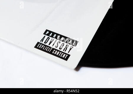 Nahaufnahme des Parental Advisory lable auf Vinyl record Sleeve auf weißem Hintergrund Stockfoto