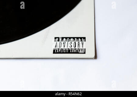 Nahaufnahme des Parental Advisory lable auf Vinyl record Sleeve auf weißem Hintergrund Stockfoto