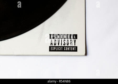 Nahaufnahme des Parental Advisory lable auf Vinyl record Sleeve auf weißem Hintergrund Stockfoto