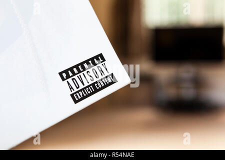 Nahaufnahme des Parental Advisory lable auf Vinyl record Hülse Stockfoto