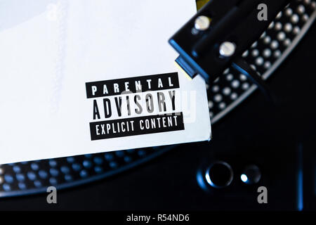 Nahaufnahme des Parental Advisory lable auf Vinyl record Sleeve auf Drehsockel Stockfoto