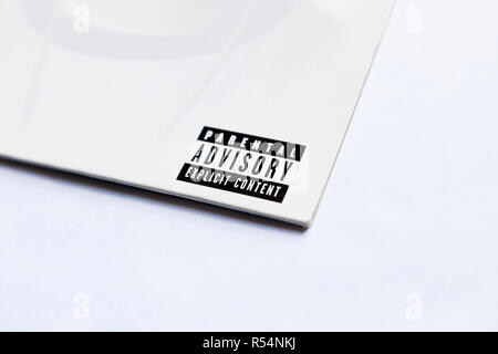 Nahaufnahme des Parental Advisory lable auf Vinyl record Sleeve auf weißem Hintergrund Stockfoto