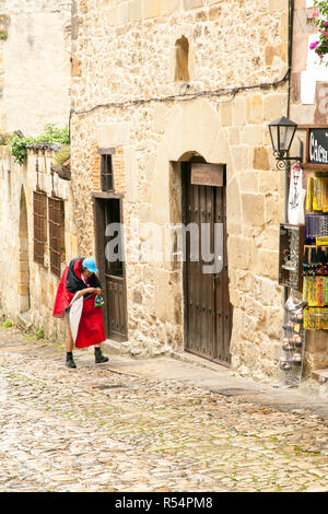 Pilger auf einem Spaziergang durch die gepflasterten Straßen des spanischen Dorfes Santillana del Mar Kantabrien Nordspanien Stockfoto