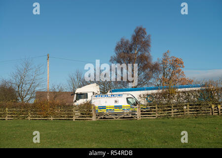 Ein Polizei Geschwindigkeit Van erwartet Beschleunigung Autofahrer auf einem Hügel in den Yorkshire Dales Stockfoto