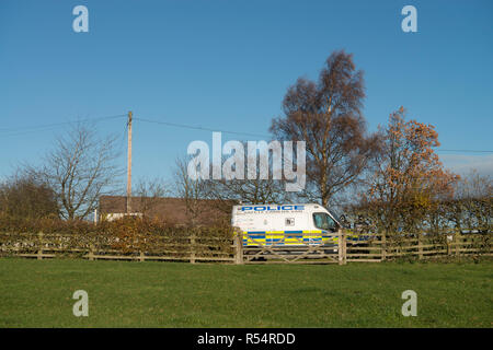 Ein Polizei Geschwindigkeit Van erwartet Beschleunigung Autofahrer auf einem Hügel in den Yorkshire Dales Stockfoto