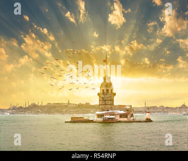 Dramatischer Sonnenuntergang bei Maiden's Tower (Türkisch; Kiz Kulesi) Istanbul Symbol Stockfoto