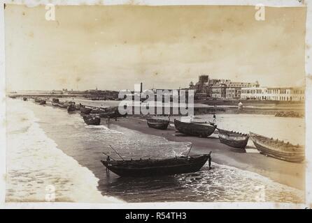 Madras. Der Strand. Blick nach Süden entlang der Uferpromenade am Madras auf den Leuchtturm in der Ferne. Mit masula Boote entlang der Küste. Hooper Sammlung: Album von Ansichten des militärischen Lebens im Süden Indiens. 1870. Quelle: Foto 447/2/(51). Autor: Willoughby Wallace Hooper. Stockfoto