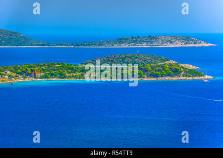 Malerische Aussicht auf tolle blaue Adria in Dalmatien region, Insel Drvenik. Stockfoto