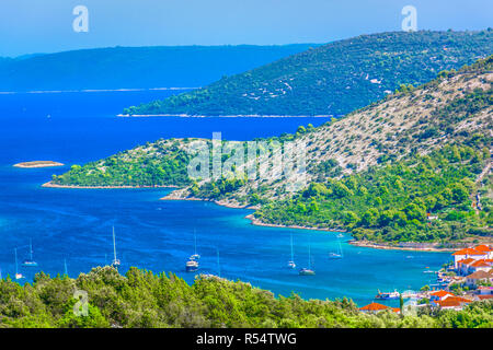 Malerischer Blick auf erstaunliche blau VInisce Bay in Dalmatien, Kroatien Mittelmeer. Stockfoto