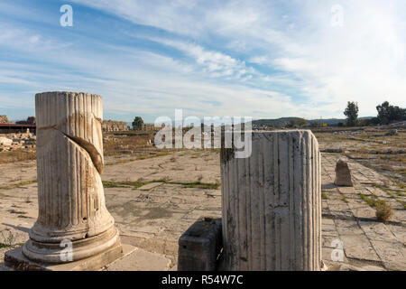 Die antike Stätte von Magnesia am Mäander, liegt 19 km von Ephesus und 24 km von Milet, liegt an einer großen Straße, die Kürzungen durch die Website. Magnesia Stockfoto
