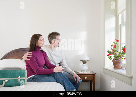 Paar saß auf einem Bett Stockfoto