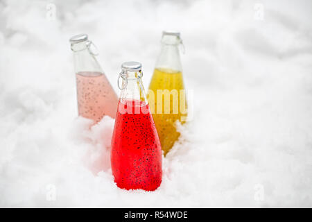 Drei gesunde Getränke mit Chia Samen (lat. Salvia hispanica) Ion im Schnee. Gesundheit und Ernährung Konzept. Chia Samen werden als ein Superfood mit p Stockfoto