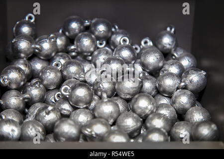 Viele runde Angeln führen Pellets auf der Anzeige. Isoliert. Stock Bild. Stockfoto